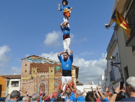 Anxaneta de Els Castellers lliura la bandera 11 set.jpg