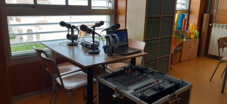 Estudis de ràdio a l'escola Vora del Mar febrer de 2022.jpg