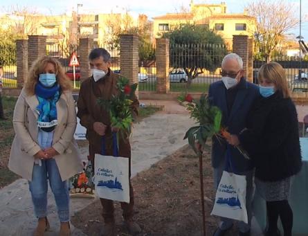 L'alcaldessai la regidora de Cultura amb els autors del llibre Cubelles desapareguda.jpg