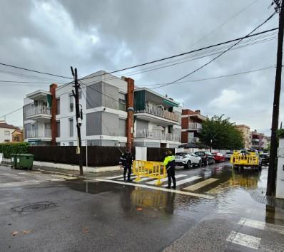 POLICIA TALLS CARRER PLUJA 041124.jpg